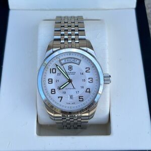 Victorinox I.N.O.X Ambassador Watch 24150 w/box and extra links.